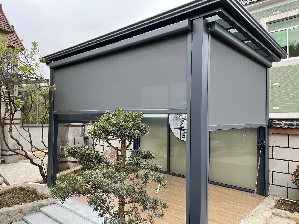 [防風(fēng)卷簾·案例分享]電動防風(fēng)防雨卷簾配鋁合金涼亭，您的室外第三空間！