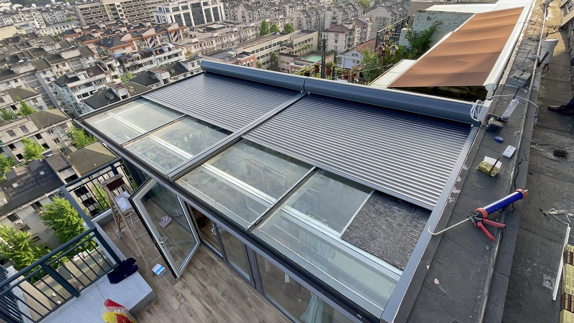 杭州某小區(qū)露臺陽光房電動鋁合金天幕案例2