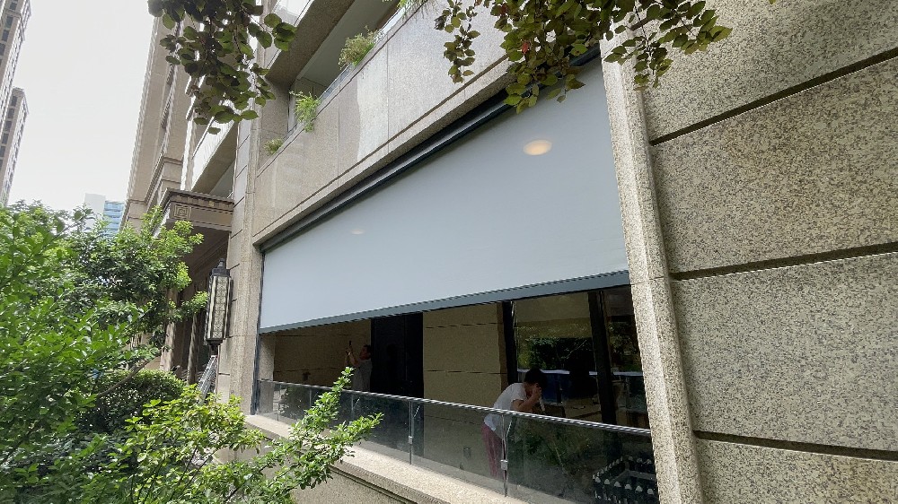 [防風(fēng)卷簾·案例分享]航城遮陽(yáng)第八代智能防風(fēng)卷簾 室外最寬15米，室內(nèi)最寬可達(dá)30米，最高8米