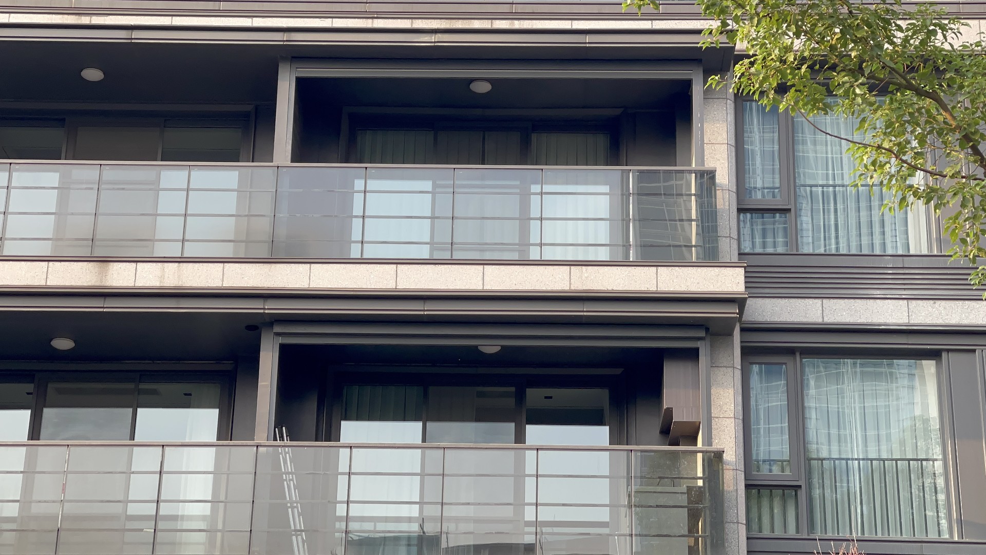 陽臺防風卷簾開啟狀態(tài)（面料開孔率5%）