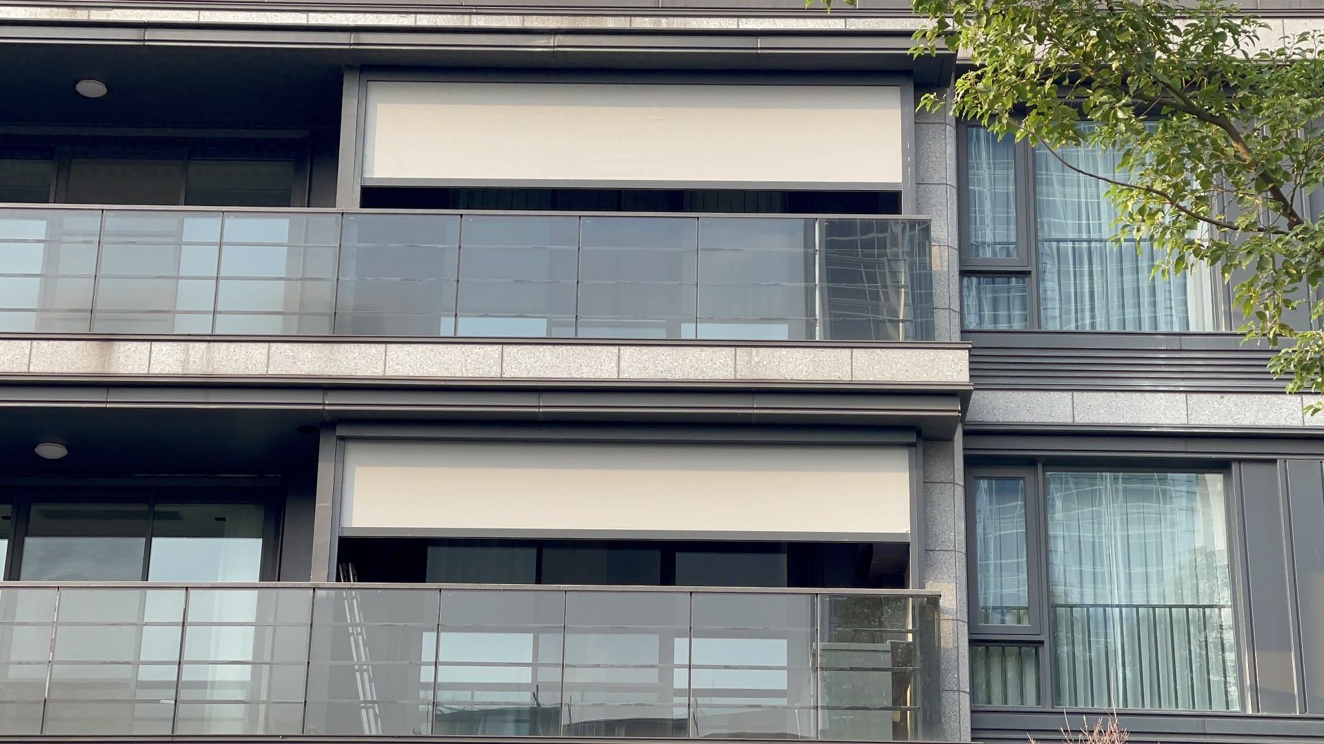 陽(yáng)臺(tái)防風(fēng)卷簾案例圖